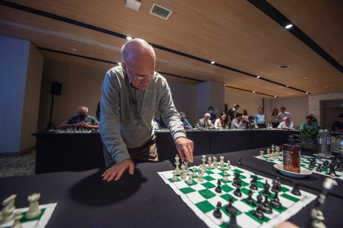 Mestre do xadrez desafia simultaneamente 20 neurocirurgiões no